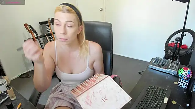 Snapshot of Ts-lucy-lux chatting on October 6, 2025, 9:34 pm Ts-lucy-lux online show from October 6, 2025, 9:34 pm