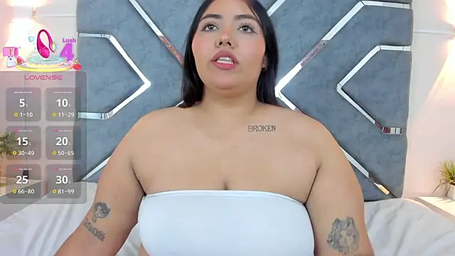 Snapshot of LucciaPorter chatting on September 29, 2025, 10:25 pm LucciaPorter online show from September 29, 2025, 10:25 pm