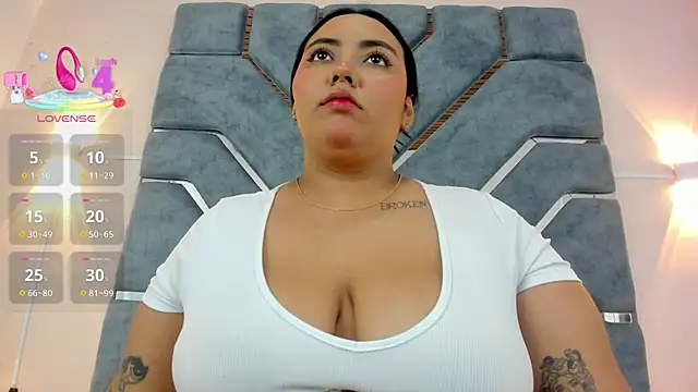 Snapshot of LucciaPorter chatting on November 6, 2025, 9:37 pm LucciaPorter online show from November 6, 2025, 9:37 pm