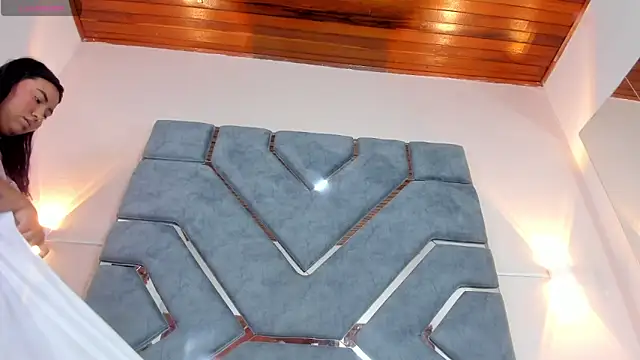 Snapshot of LucciaPorter chatting on February 14, 2026, 2:03 pm LucciaPorter online show from February 14, 2026, 2:03 pm