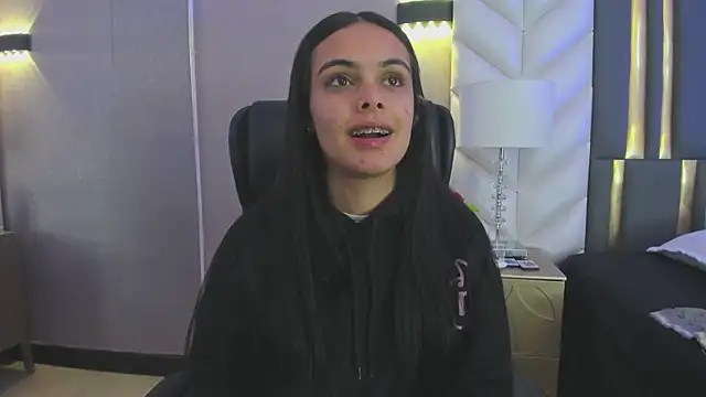 ChloeHarper  online show from February 4, 2026, 11:38 am