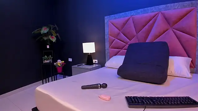 mia milff online show from March 27, 2026, 7:13 pm