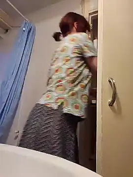 Snapshot of Exhibitionsplit chatting on January 26, 2025, 5:02 pm Exhibitionsplit online show from January 26, 2025, 5:02 pm