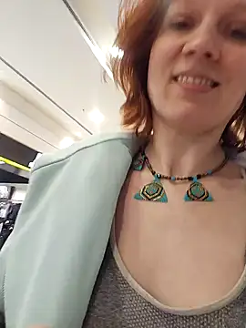 Snapshot of Exhibitionsplit chatting on February 6, 2025, 3:31 pm Exhibitionsplit online show from February 6, 2025, 3:31 pm