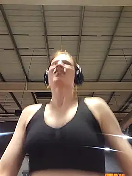 Snapshot of Exhibitionsplit chatting on March 5, 2025, 8:21 pm Exhibitionsplit online show from March 5, 2025, 8:21 pm