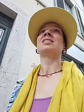 Snapshot of Exhibitionsplit chatting on March 6, 2025, 1:14 pm Exhibitionsplit online show from March 6, 2025, 1:14 pm