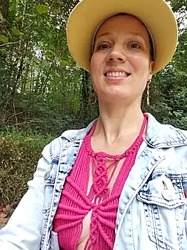 Snapshot of Exhibitionsplit chatting on September 15, 2025, 1:33 pm Exhibitionsplit online show from September 15, 2025, 1:33 pm