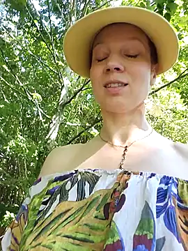 Snapshot of Exhibitionsplit chatting on September 18, 2025, 1:13 pm Exhibitionsplit online show from September 18, 2025, 1:13 pm