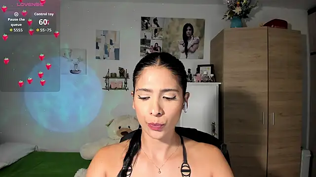 VeronikaOlsen online show from October 7, 2025, 7:22 pm