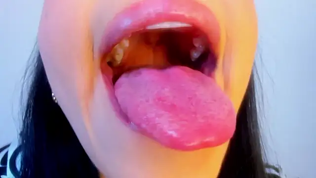 dominique21  online show from October 21, 2025, 11:38 pm