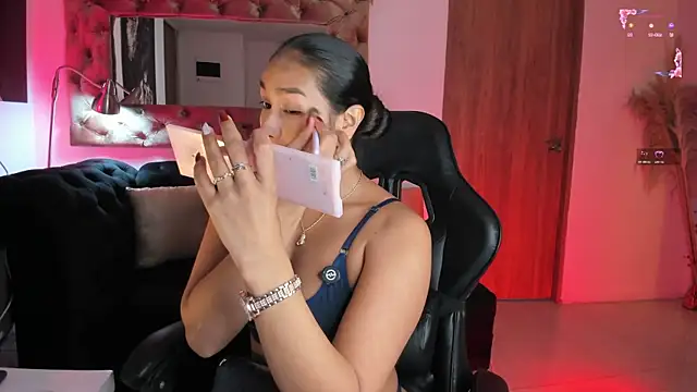 AmelyaMann online show from April 17, 2026, 12:52 pm