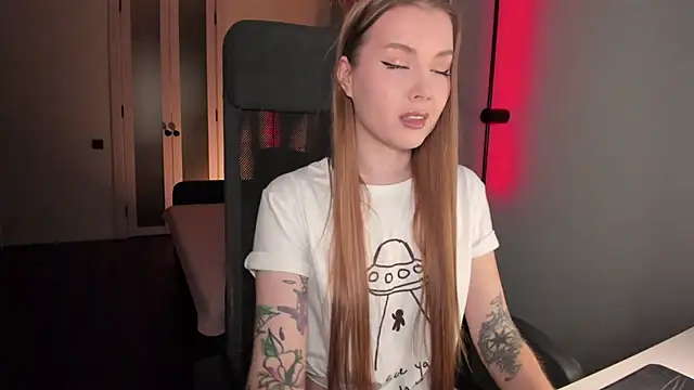 Snapshot of Midnight_Mi chatting on October 19, 2025, 3:34 pm Midnight Mi online show from October 19, 2025, 3:34 pm