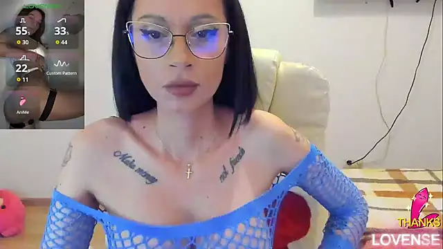 kissnicol32 online show from May 13, 2026, 4:15 pm