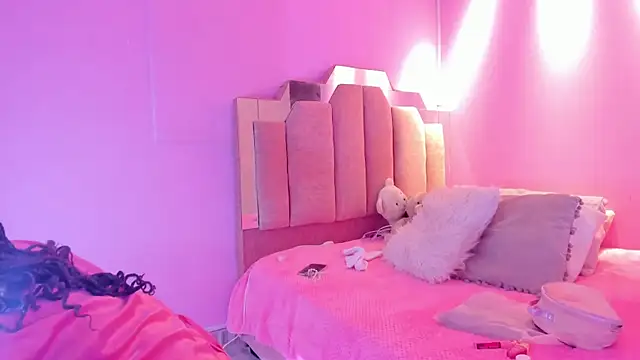 LoveQueen2 online show from November 5, 2025, 12:05 pm