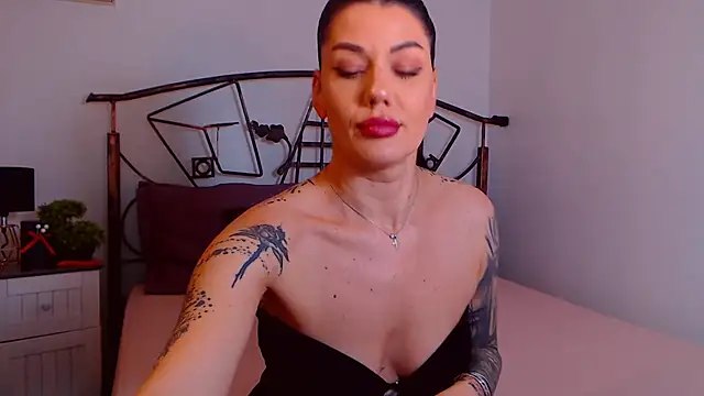 Snapshot of YvonneEverlee chatting on November 14, 2025, 8:51 pm YvonneEverlee online show from November 14, 2025, 8:51 pm