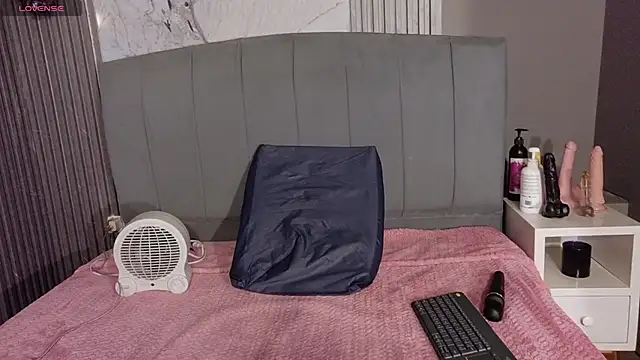 Snapshot of Danielaa_a chatting on October 28, 2025, 12:03 am Danielaa a online show from October 28, 2025, 12:03 am