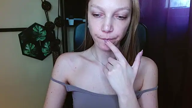 EmillyPlay online show from April 20, 2026, 1:47 pm