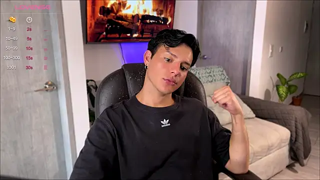 Snapshot of Alexxblue chatting on January 27, 2025, 9:44 pm Alexxblue online show from January 27, 2025, 9:44 pm