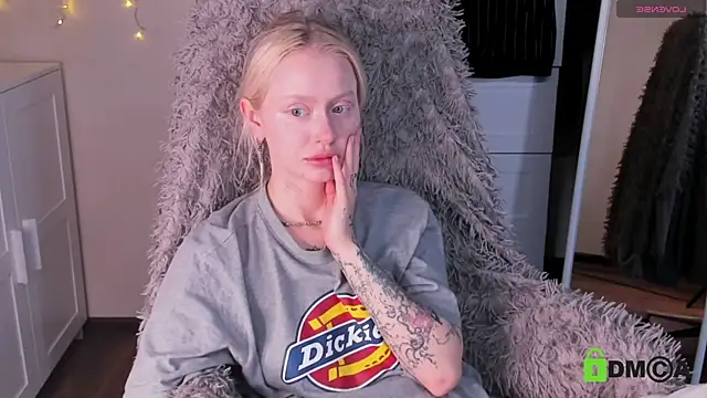 MalenaErnman online show from November 20, 2025, 10:26 am