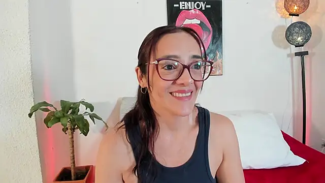 Jessica Herrera  online show from September 23, 2025, 9:07 pm