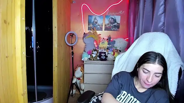 Fiery Brunette  online show from March 28, 2026, 8:14 am