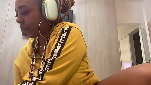 ChocolateCakeQueen online show from January 27, 2025, 11:43 pm