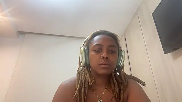 ChocolateCakeQueen online show from February 13, 2025, 6:38 pm