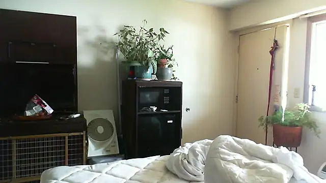 Snapshot of CeceilaMoon chatting on July 16, 2026, 4:13 pm CeceilaMoon online show from July 16, 2026, 4:13 pm