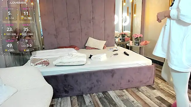 Selena Reeves online show from December 18, 2025, 6:52 am