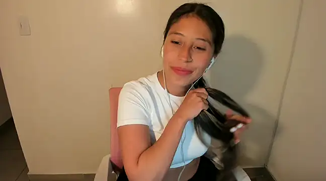 Snapshot of kiaraowen chatting on February 13, 2025, 12:24 am kiaraowen online show from February 13, 2025, 12:24 am