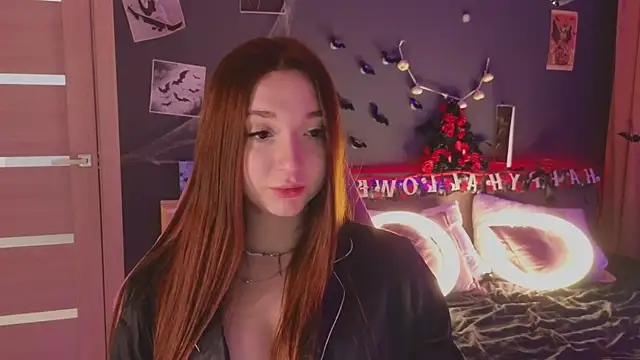 Snapshot of YasmineWest chatting on October 19, 2025, 8:15 am YasmineWest online show from October 19, 2025, 8:15 am