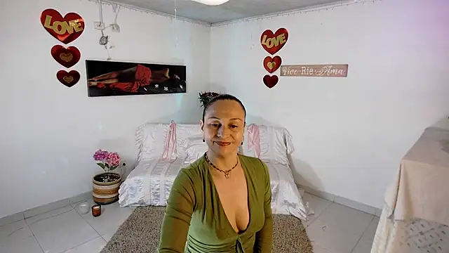 lollita 23  online show from April 17, 2026, 8:34 pm