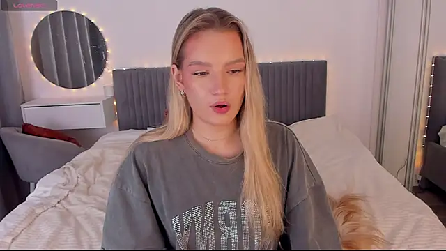 CassieRayss online show from December 17, 2025, 7:47 am