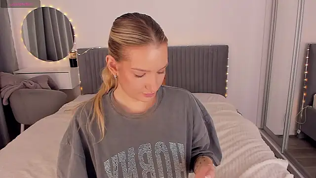 CassieRayss online show from April 16, 2026, 8:59 am