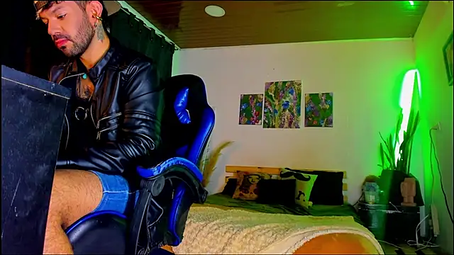 Snapshot of LatinMilk_ chatting on February 19, 2026, 5:36 am LatinMilk online show from February 19, 2026, 5:36 am