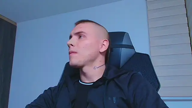 Snapshot of JordanThompson_ chatting on October 1, 2025, 5:02 am JordanThompson online show from October 1, 2025, 5:02 am