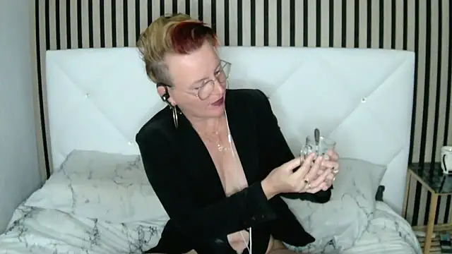 Snapshot of xxNoeliaxx chatting on February 22, 2025, 8:18 am xxNoeliaxx online show from February 22, 2025, 8:18 am