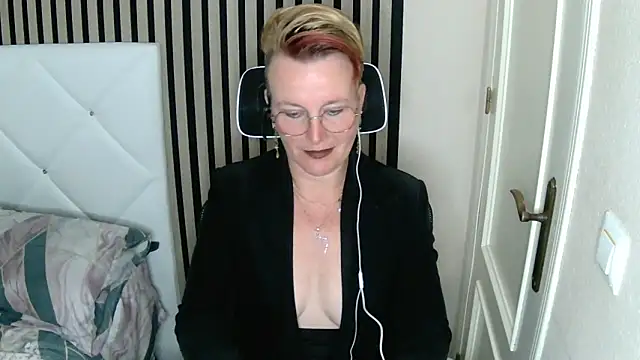 Snapshot of xxNoeliaxx chatting on March 14, 2025, 8:32 am xxNoeliaxx online show from March 14, 2025, 8:32 am