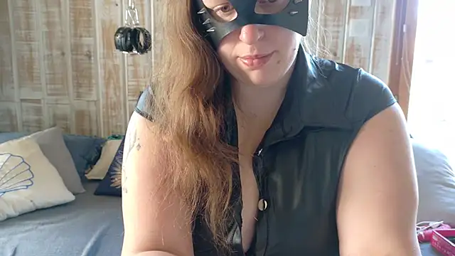 FrancaiseLynne online show from May 1, 2026, 8:19 am