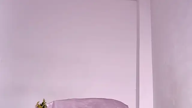 Snapshot of caarlywhitee chatting on February 19, 2026, 1:12 am caarlywhitee online show from February 19, 2026, 1:12 am