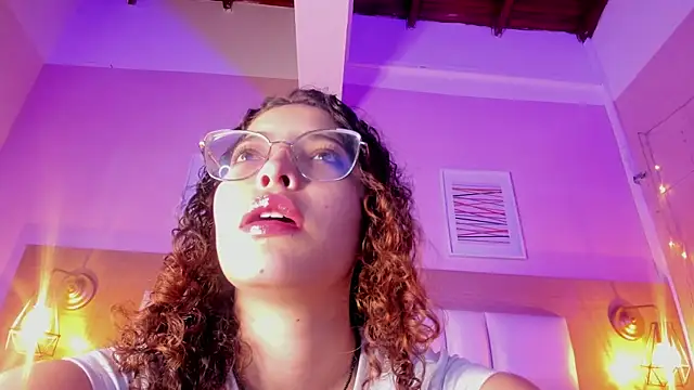 Snapshot of Dollar-girl chatting on January 8, 2025, 7:45 pm Dollar-girl online show from January 8, 2025, 7:45 pm