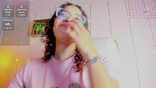 Snapshot of Dollar-girl chatting on February 28, 2025, 11:36 am Dollar-girl online show from February 28, 2025, 11:36 am