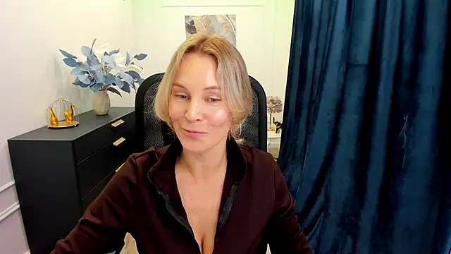 Snapshot of Sinty_Devis chatting on October 7, 2025, 11:40 am Sinty Devis online show from October 7, 2025, 11:40 am