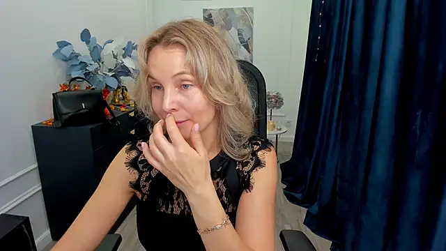 Snapshot of Sinty_Devis chatting on October 19, 2025, 11:33 am Sinty Devis online show from October 19, 2025, 11:33 am