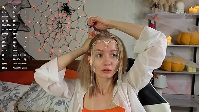 Snapshot of IdaValenti chatting on October 31, 2025, 11:06 pm IdaValenti online show from October 31, 2025, 11:06 pm