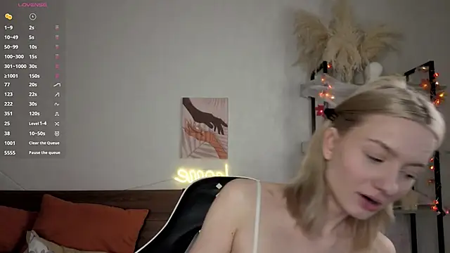 Snapshot of IdaValenti chatting on November 13, 2025, 11:03 pm IdaValenti online show from November 13, 2025, 11:03 pm