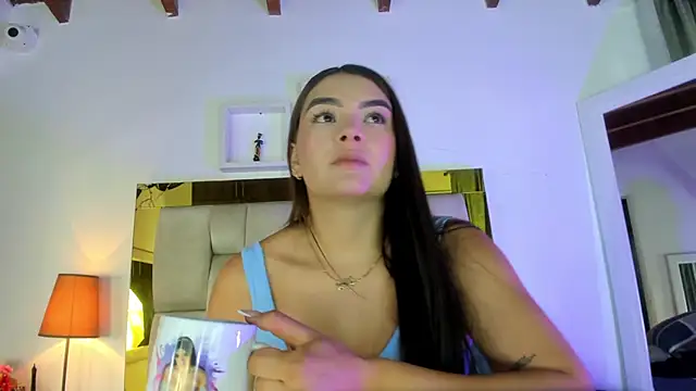 Snapshot of emmy_r chatting on December 17, 2024, 12:11 pm emmy r online show from December 17, 2024, 12:11 pm