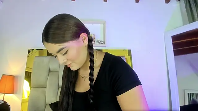 Snapshot of emmy_r chatting on December 19, 2024, 12:12 pm emmy r online show from December 19, 2024, 12:12 pm