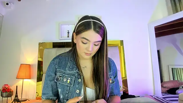 Snapshot of emmy_r chatting on December 31, 2024, 12:04 pm emmy r online show from December 31, 2024, 12:04 pm