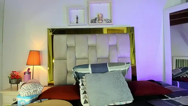 Snapshot of emmy_r chatting on January 8, 2025, 12:05 pm emmy r online show from January 8, 2025, 12:05 pm